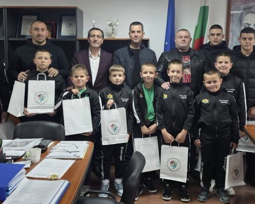 Кметът на Гърмен награди малките борци от Дебрен, участвали в международния турнир в Гоце Делчев