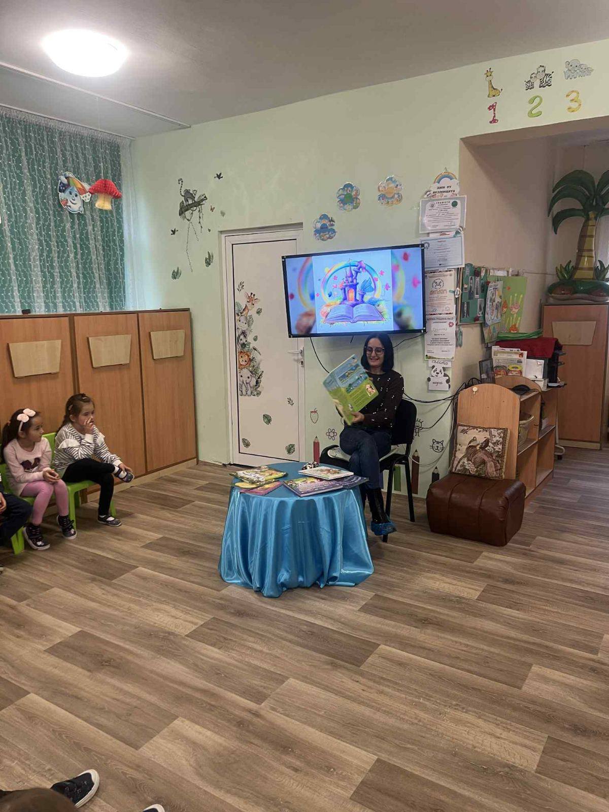 Денят на четенето приюти коледния дух в ДГ Алени макове в Благоевград Денят на четенето приюти коледния дух в ДГ Алени макове в Благоевград