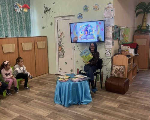Денят на четенето приюти коледния дух в ДГ Алени макове в Благоевград