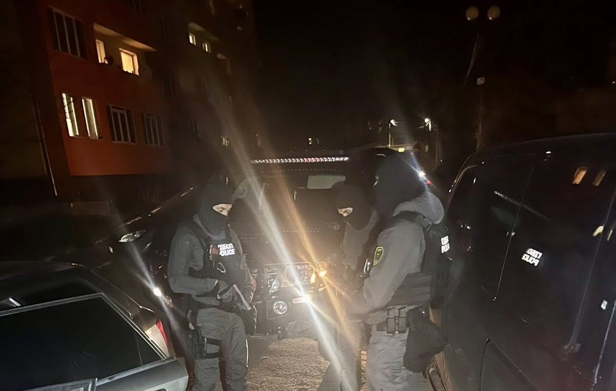 ГДБОП разби ОПГ за наркотици в Софийска област, петима арестувани при спецоперация ГДБОП разби ОПГ за наркотици в Софийска област, петима арестувани при спецоперация