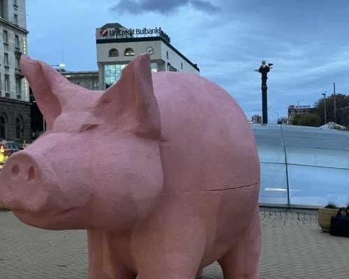 Продължаваме промяната поставиха огромна  прасe-касичка  пред парламента в знак на протест срещу бюджета за 2026 г.