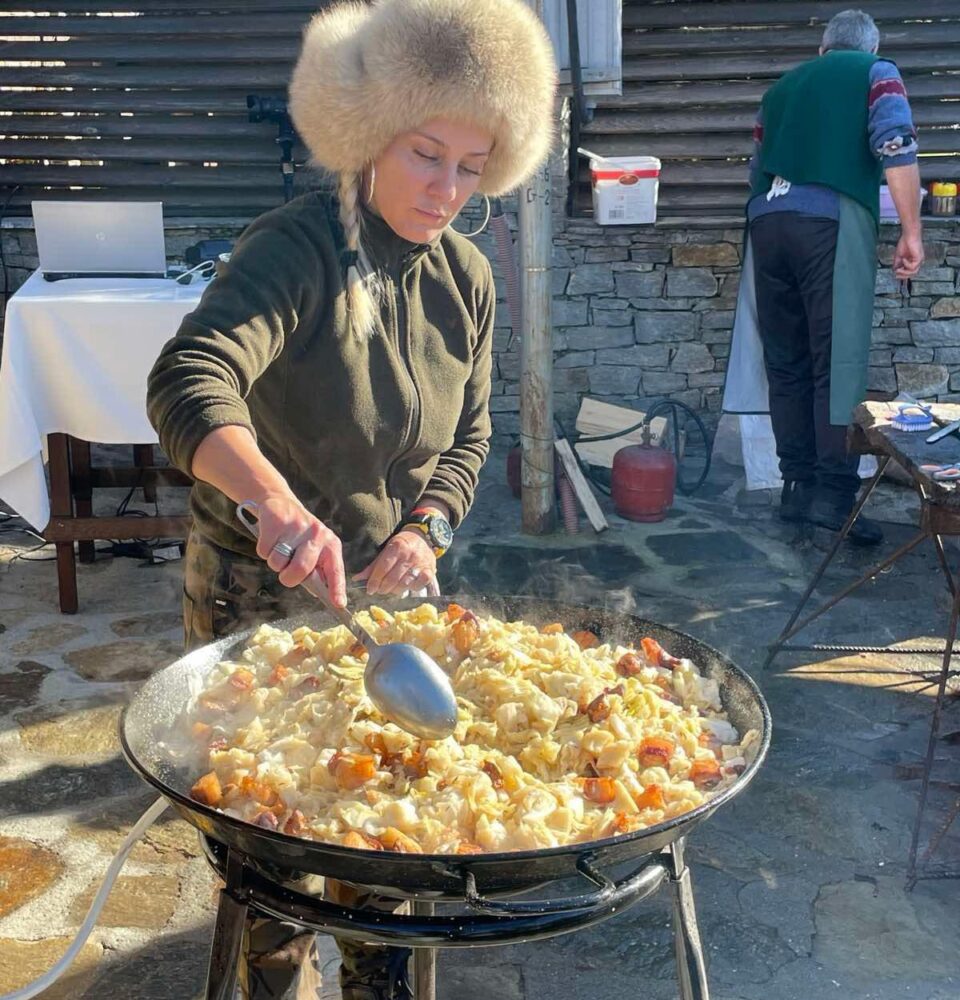 Навръх Коледа: домашен суджук, вино, музика и свинска сватба в Лещен Навръх Коледа: домашен суджук, вино, музика и свинска сватба в Лещен