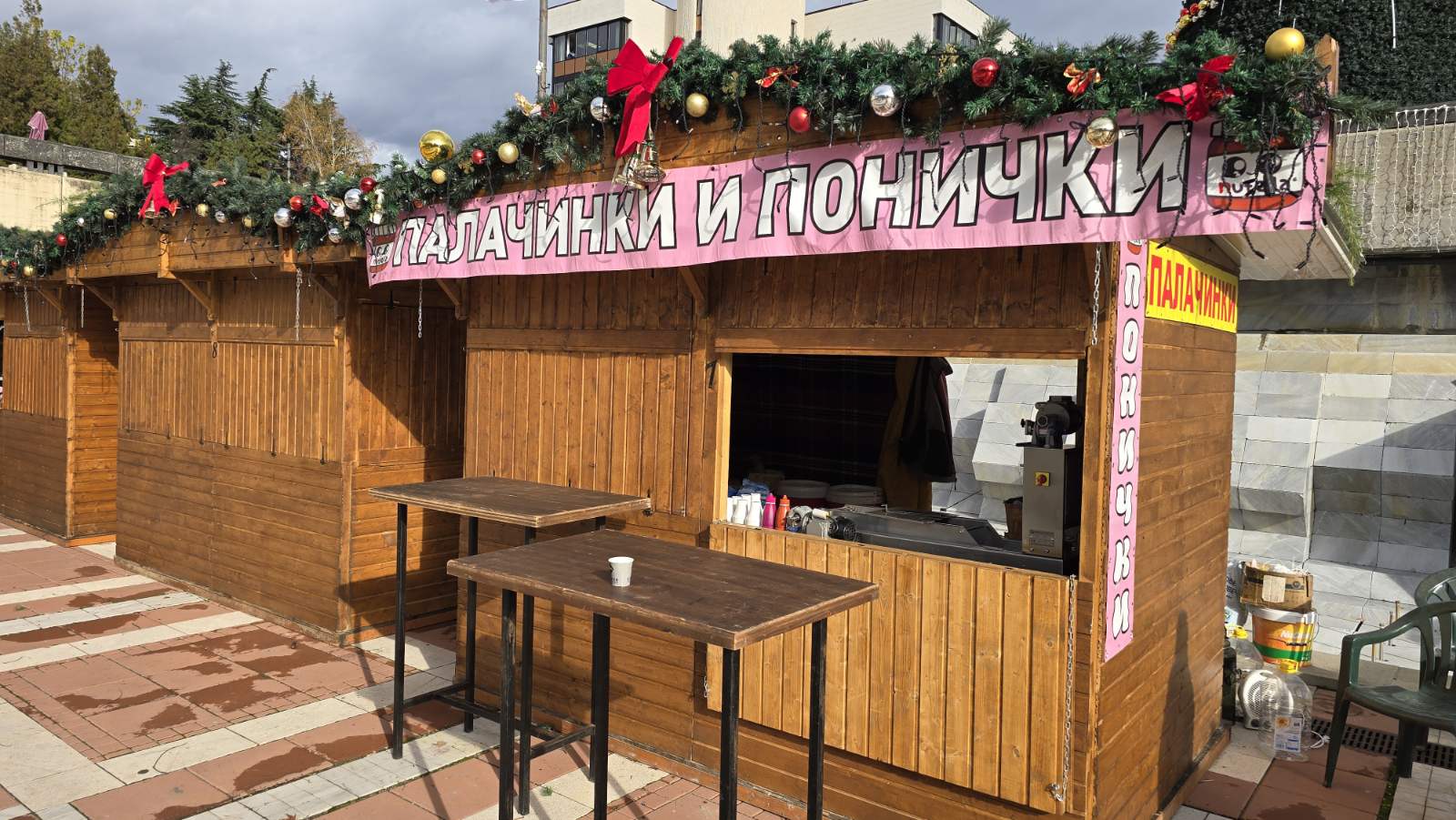 Коледното градче в Благоевград е готово и утре ще засияе