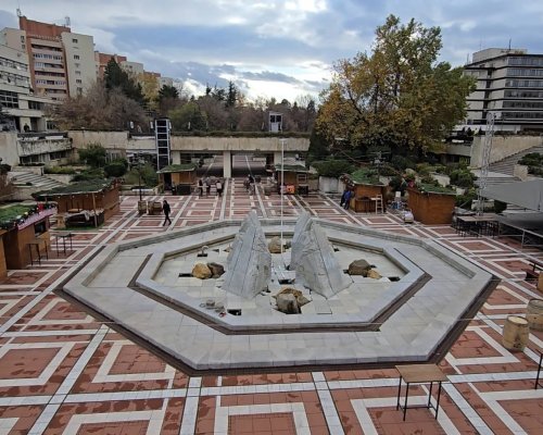 Коледното градче в Благоевград е готово и утре ще засияе