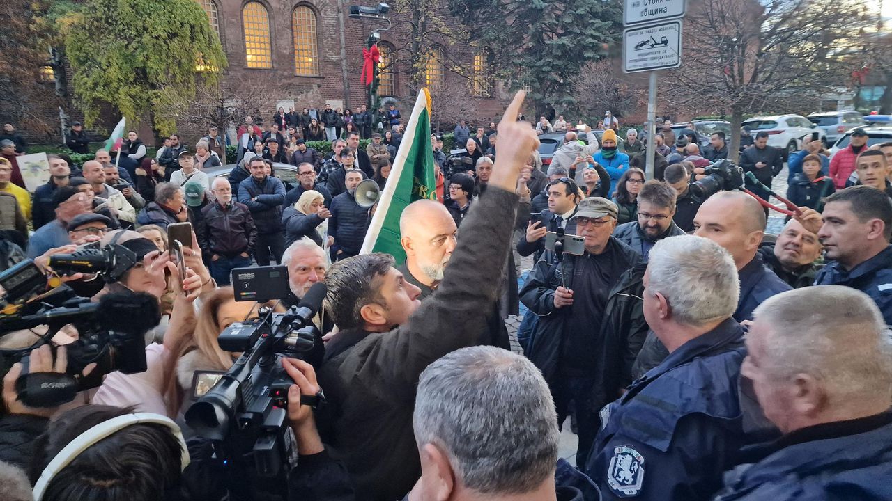 Протест срещу разширяването на синя и зелена зона блокира центъра на София Протест срещу разширяването на синя и зелена зона блокира центъра на София