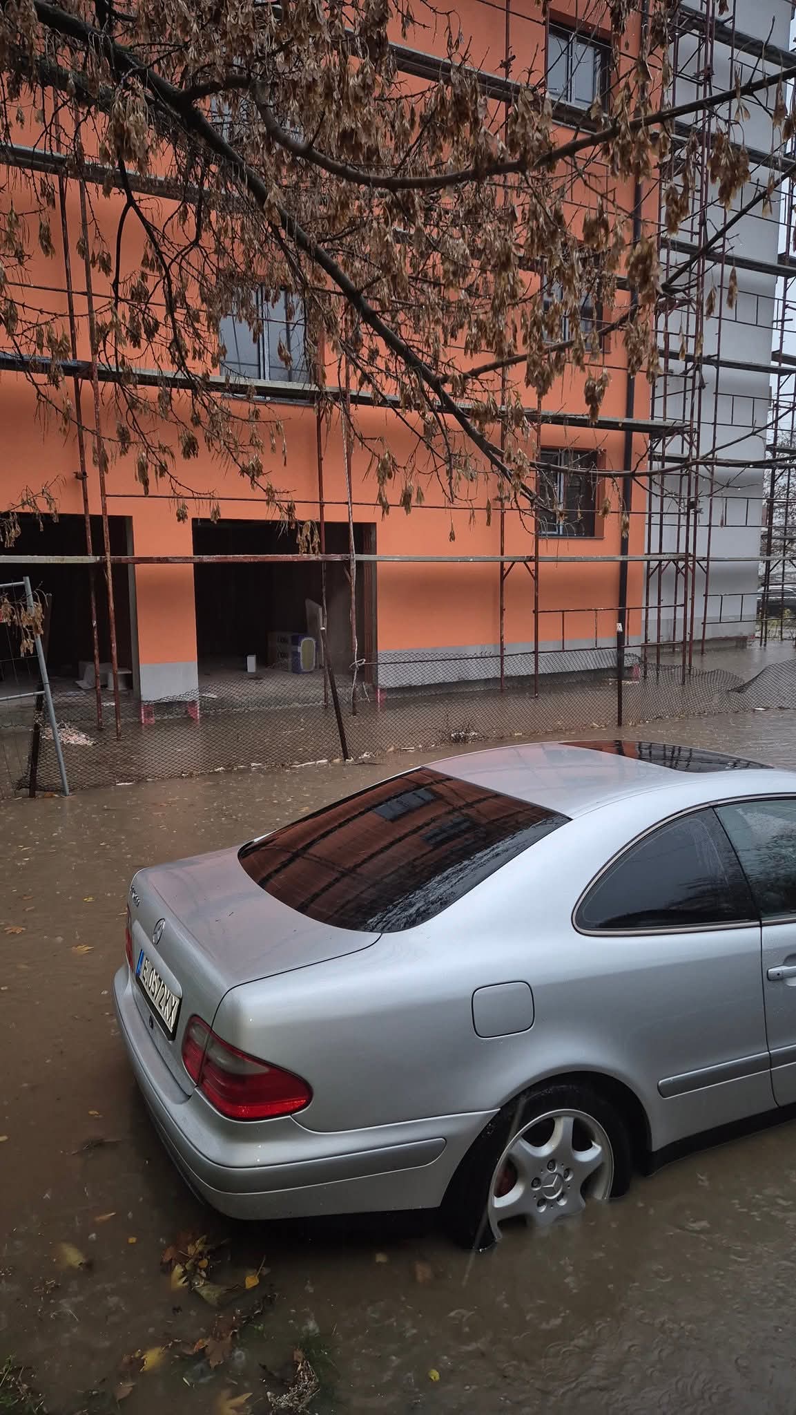 Внимание шофьори! Благоевград се наводни след обилните валежи