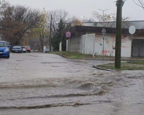 Внимание шофьори! Благоевград се наводни след обилните валежи