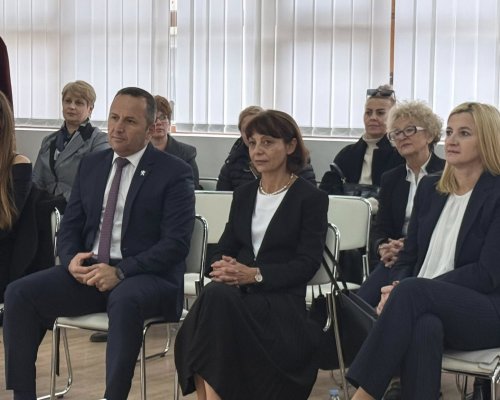 Концерт с послание, областният управител Г. Динев сред аплодиращите малките таланти