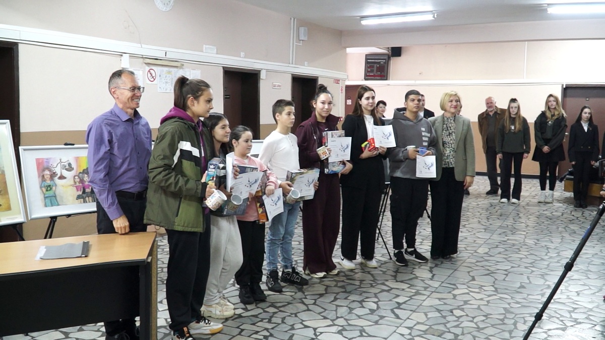 За истината, уважение, доверие, доброта настояха учениците победители в Областния ученически конкурс В страната на Справедливостта 2025 г. , наградени в Съдебната палата в Дупница За истината, уважение, доверие, доброта настояха учениците победители в Областния ученически конкурс В страната на Справедливостта 2025 г. , наградени в Съдебната палата в Дупница