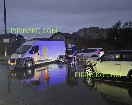 Микробус удари Мини Купър до  Езерец  в Благоевград
