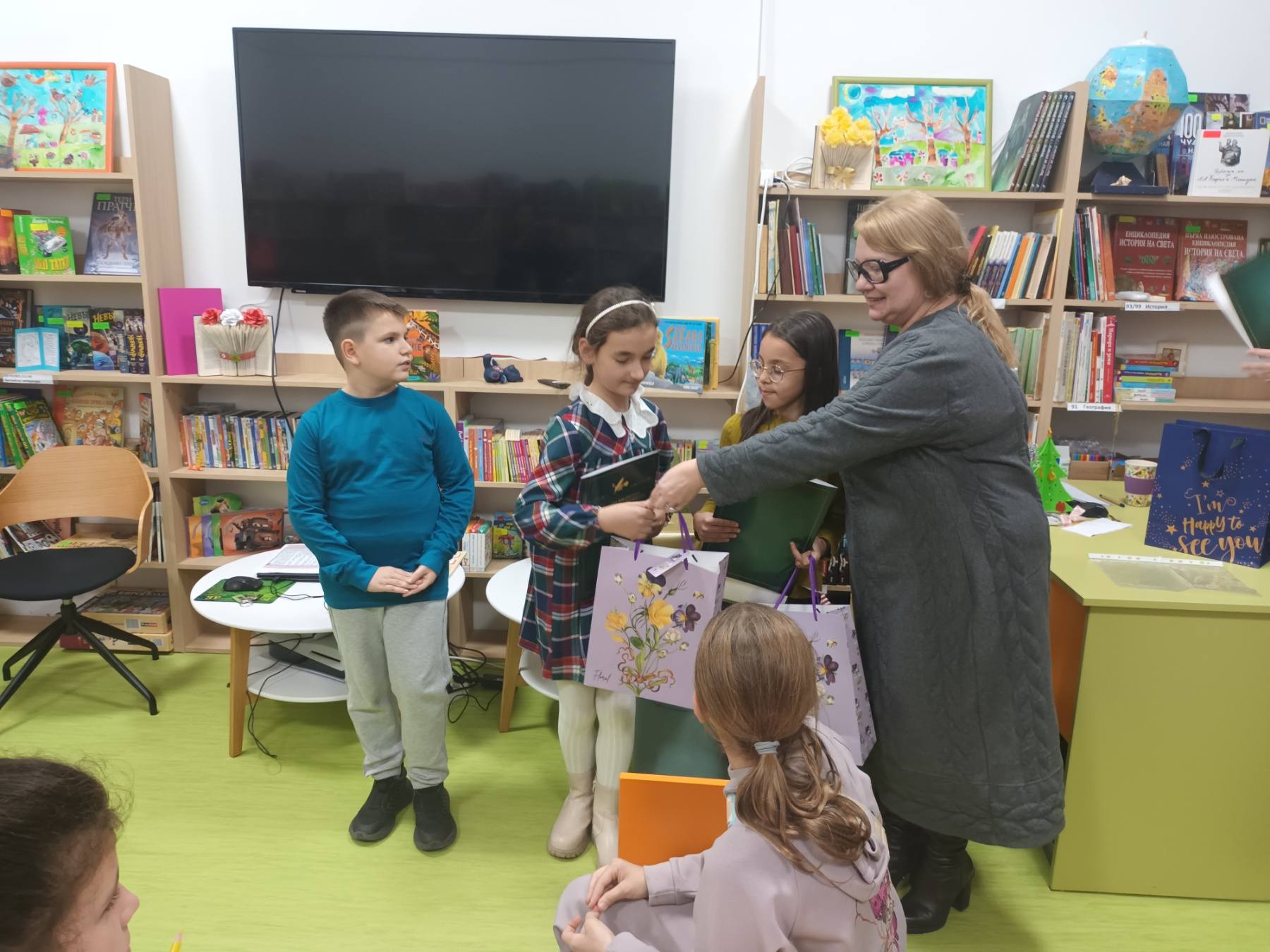 Наградиха с таблети най-четящите деца в РБ Димитър Талев в Благоевград