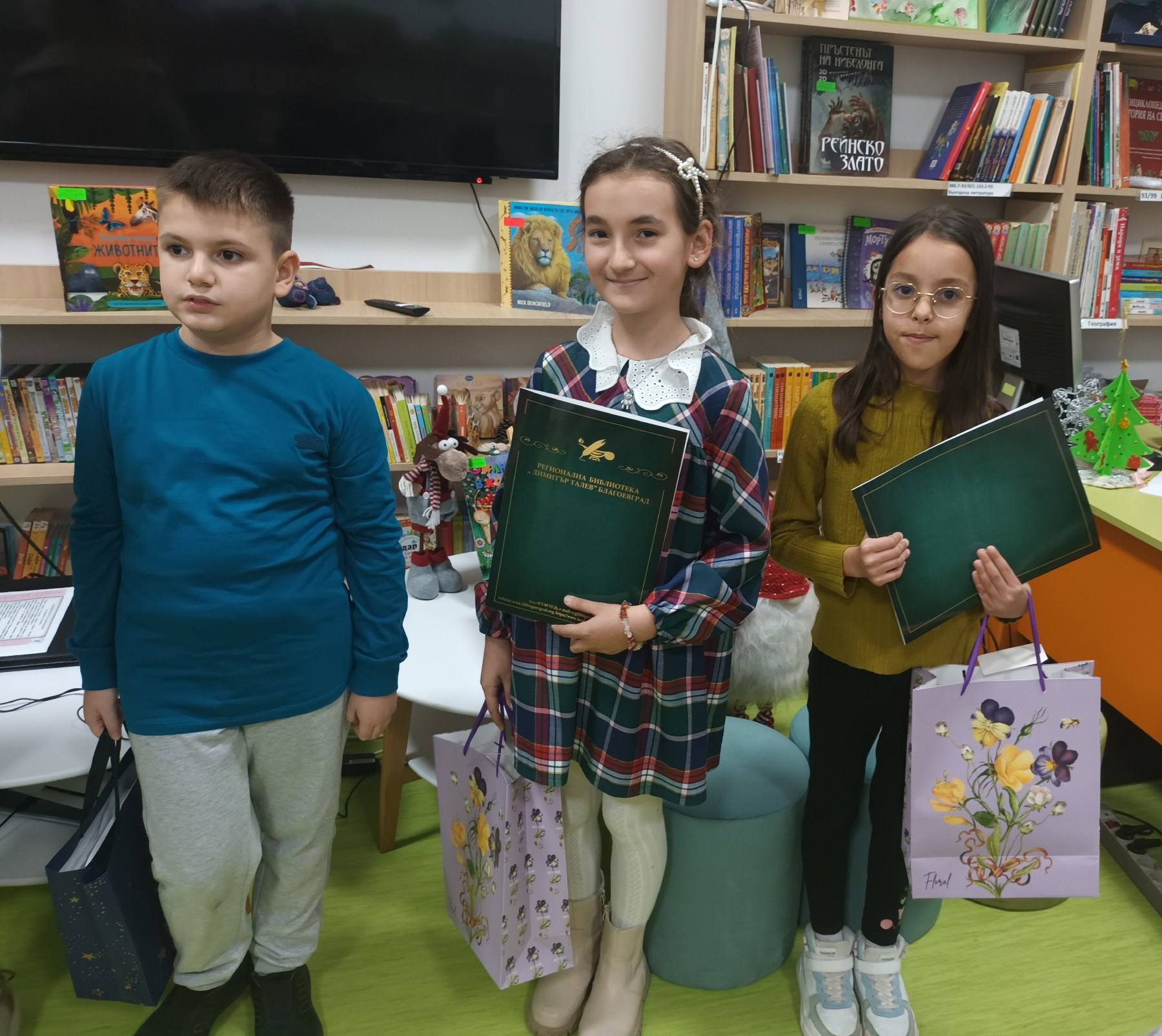 Наградиха с таблети най-четящите деца в РБ Димитър Талев в Благоевград