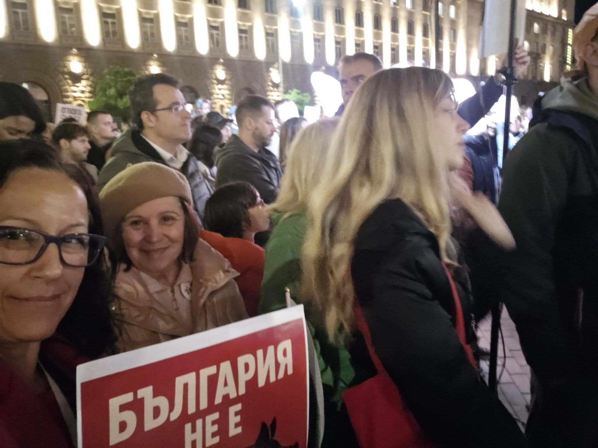 Общинската съветничка от ПП Ваня Кромбоа от Благоевград се включи в протеста в защита на Коцев и Барбутов в София