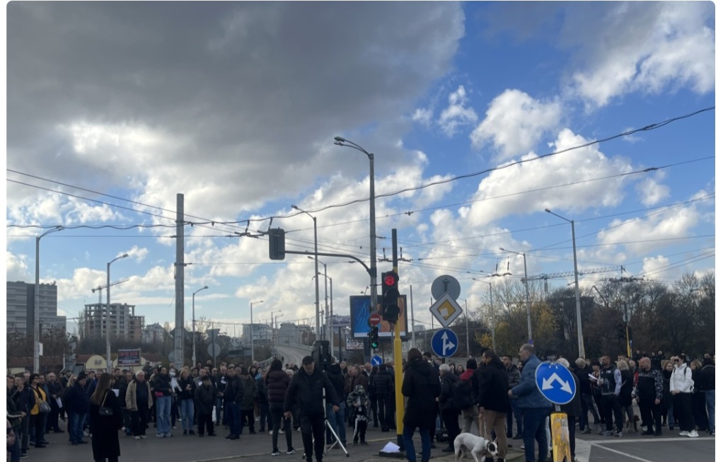 Мостът Чавдар блокиран от протест срещу разширяването на синя и зелена зона в София