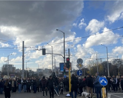 Мостът Чавдар блокиран от протест срещу разширяването на синя и зелена зона в София