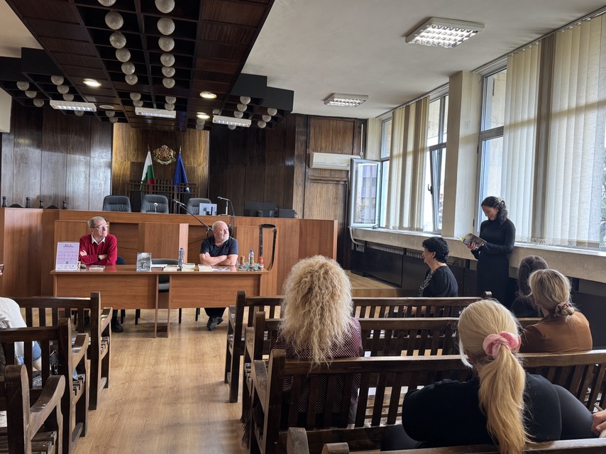 Четене и празничен дух в Окръжен съд Благоевград през вчерашния празник