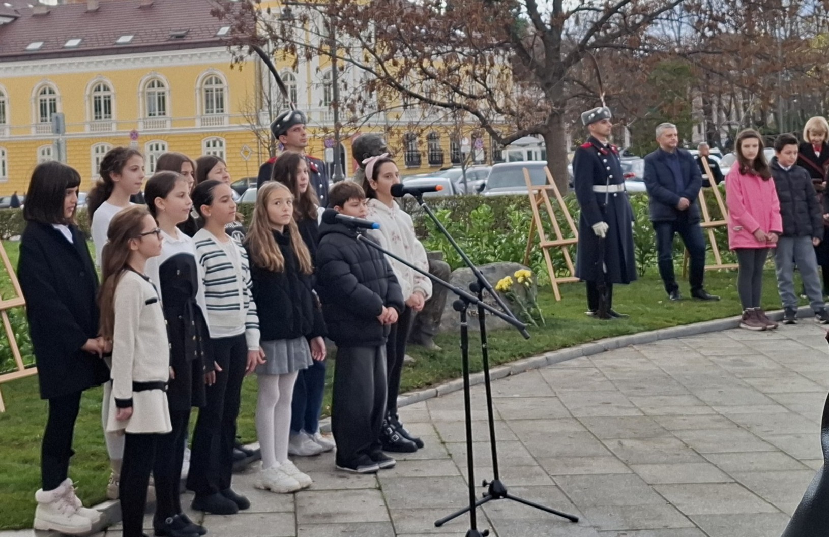 Паметник на Захарий Стоянов зае достойното си място до Народното събрание