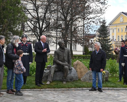 Паметник на Захарий Стоянов зае достойното си място  до Народното събрание