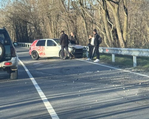 Лек автомобил с младежи катастрофира на пътя Баничан-Гоце Делчев