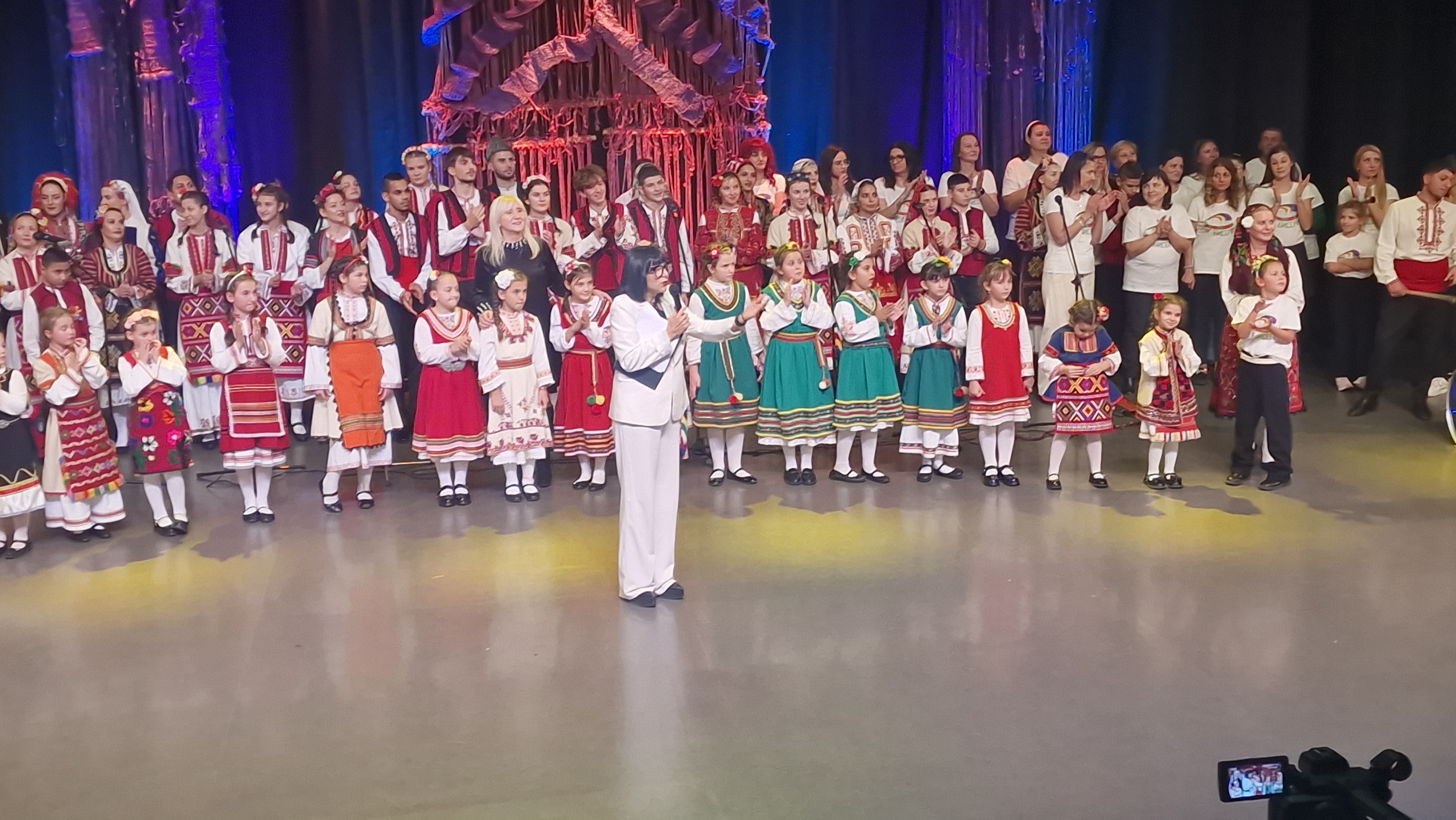 Фолклорна група  Бисери  отбеляза тържествено своята 20-годишнина с незабравим концерт в зала  Яворов