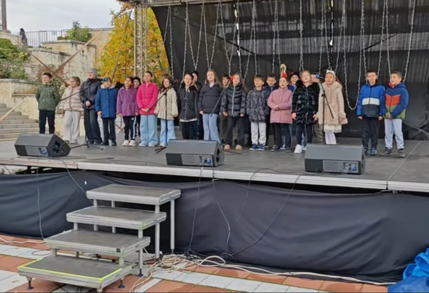 Третокласници от Благоевград внесоха коледен дух на сцената край Коледното градче Третокласници от Благоевград внесоха коледен дух на сцената край Коледното градче