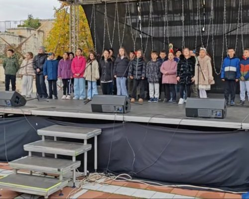 Третокласници от Благоевград внесоха коледен дух на сцената край Коледното градче
