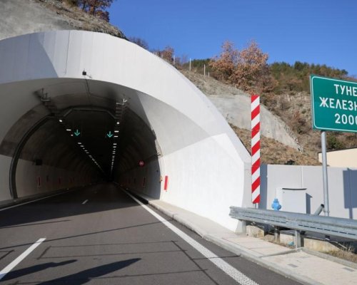 Аварирал автомобил в тунел Железница ограничава движението