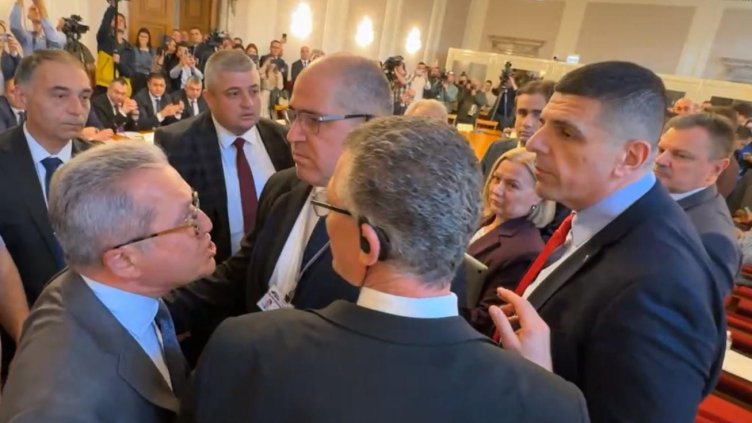 Скандал в Комисията по бюджета, Василев крещи: Кой разпореди това безобразие Скандал в Комисията по бюджета, Василев крещи: Кой разпореди това безобразие