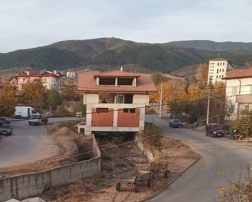 Дебрен сред фрапантните нарушения при проверки на ДНСК: магазини върху речни корита все още не са премахнати