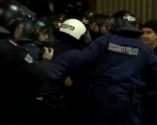 СДВР: Трима полицаи са пострадали, протестиращи хвърлят бутилки и пиратки