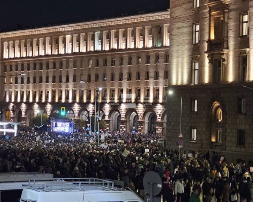 Среднощна блокада на парламента: сблъсъци и ранени полицаи заради Бюджет 2026