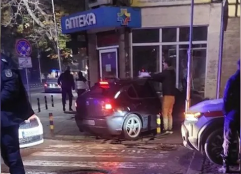 Младеж влетя с автомобила си в аптека Младеж влетя с автомобила си в аптека
