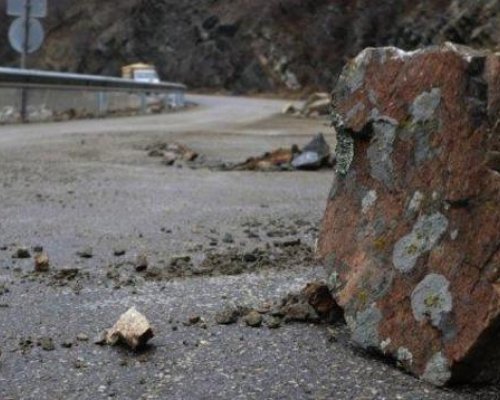 Внимание, шофьори: Паднали камъни затрудняват движението в Кресненското дефиле и прохода Предел