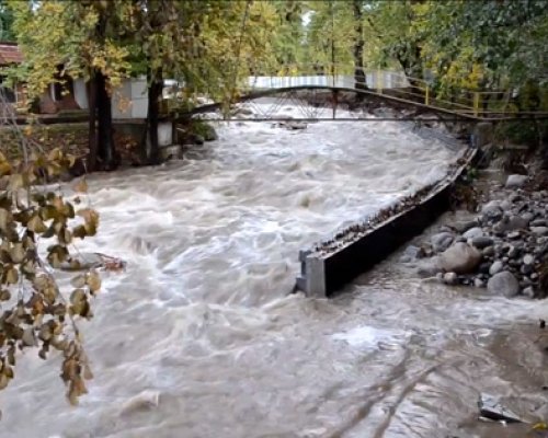 ОПАСНО: Река заля мост в Сандански, дъждът откъсна села от света