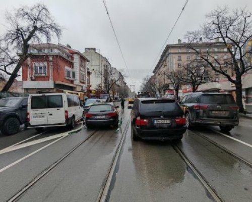 И Величие на протест срещу кабинета, движението е блокирано пред парламента