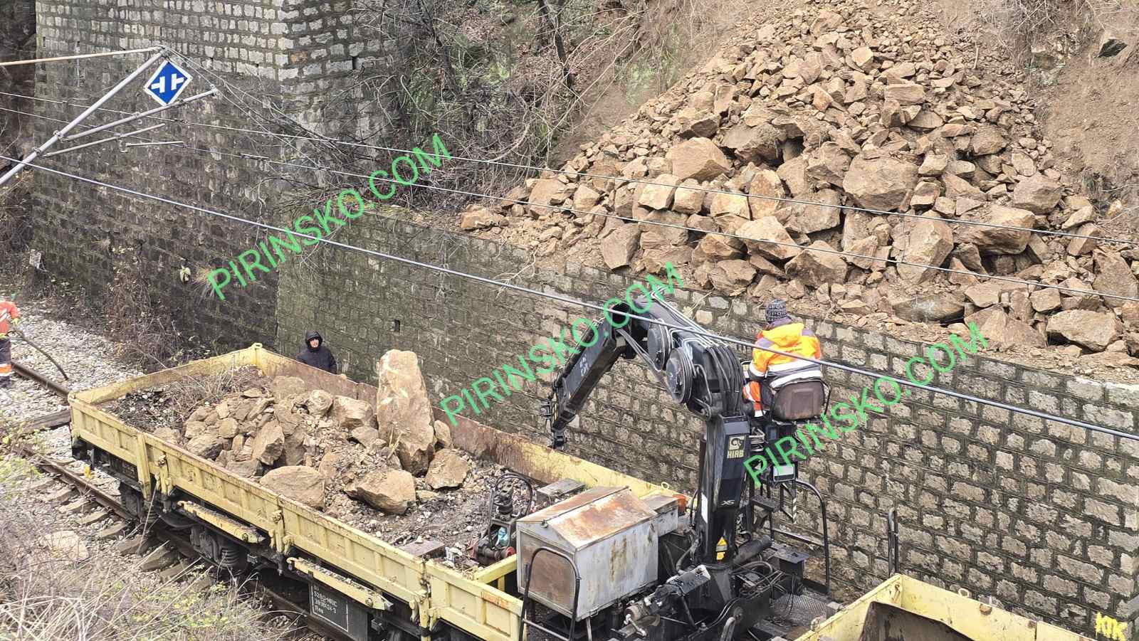 Влак се удари в свлечена скална маса край тунелите при Кочериново, блокира жп трасето София- Кулата