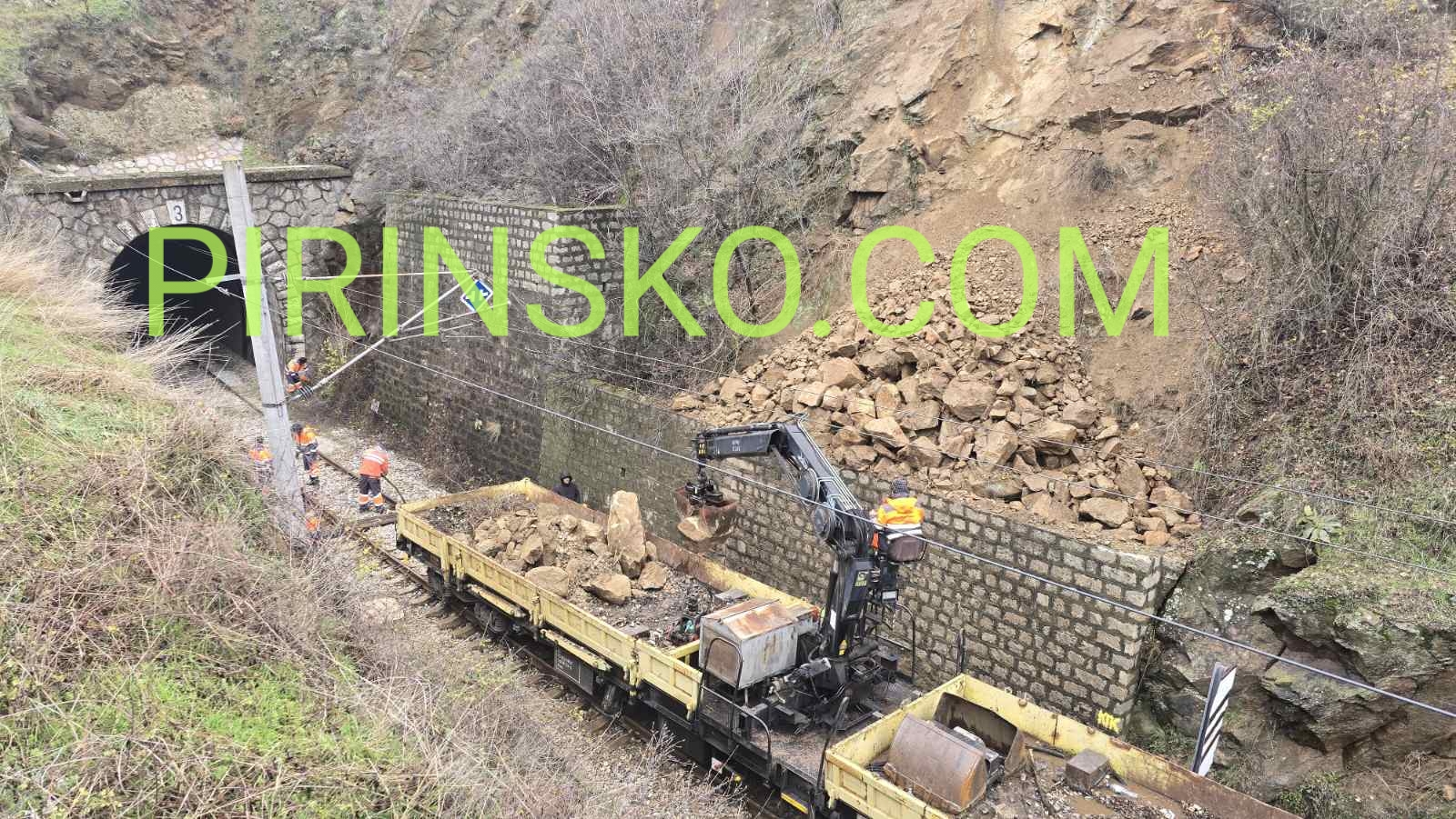 Влак се удари в свлечена скална маса край тунелите при Кочериново, блокира жп трасето София- Кулата Влак се удари в свлечена скална маса край тунелите при Кочериново, блокира жп трасето София- Кулата
