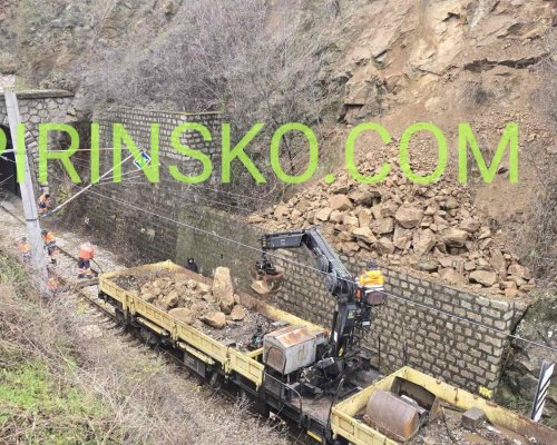 Влак се удари в свлечена скална маса край тунелите при Кочериново, блокира жп трасето София- Кулата