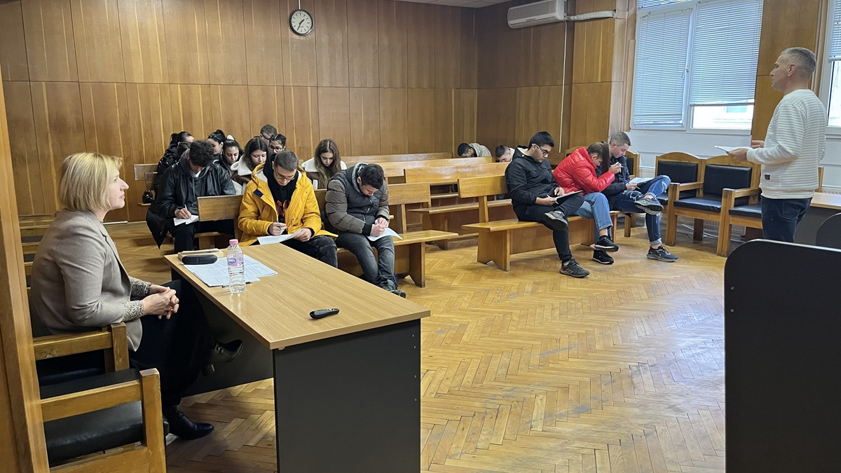 ПГИМ Кюстендил в Свободата да знаеш : как младите да разпознават и избягват онлайн опасностите