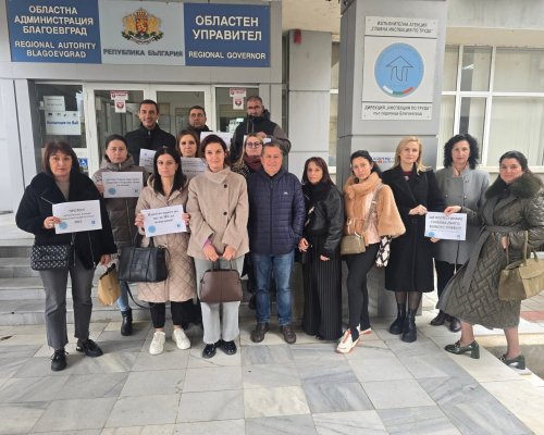 Инспекцията по труда в Благоевград излезе на протест-служителите стачкуват заедно с директорката си
