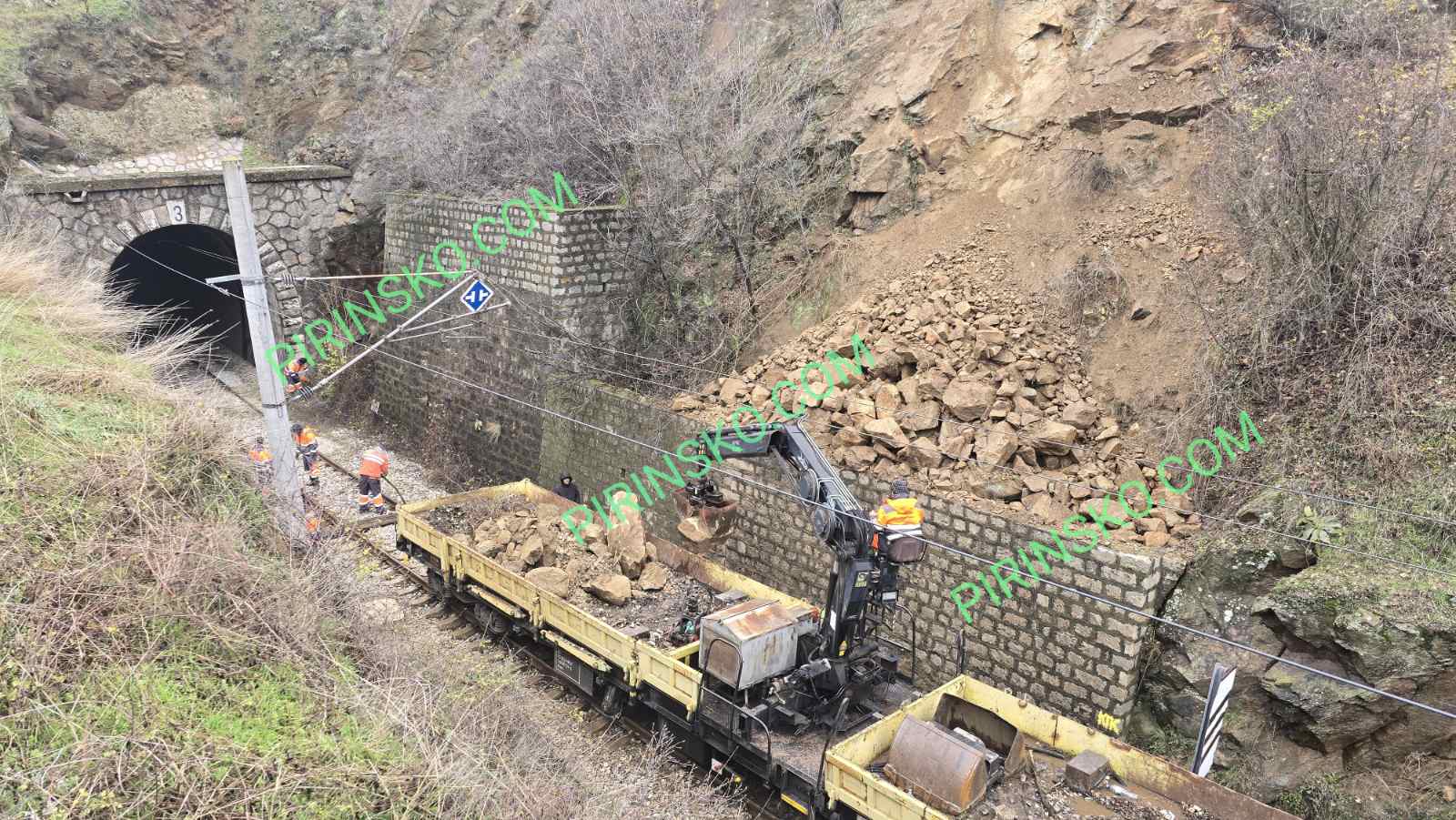 Свлачището на железопътната линия край Кочериново е отстранено, влаковете вече се движат по график