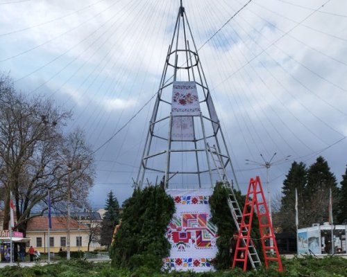 Кюстендил издига най-уникалната коледна елха в България