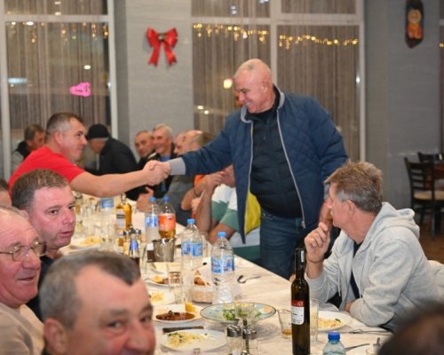 Пет поколения футболисти се събраха на другарска среща в Крупник