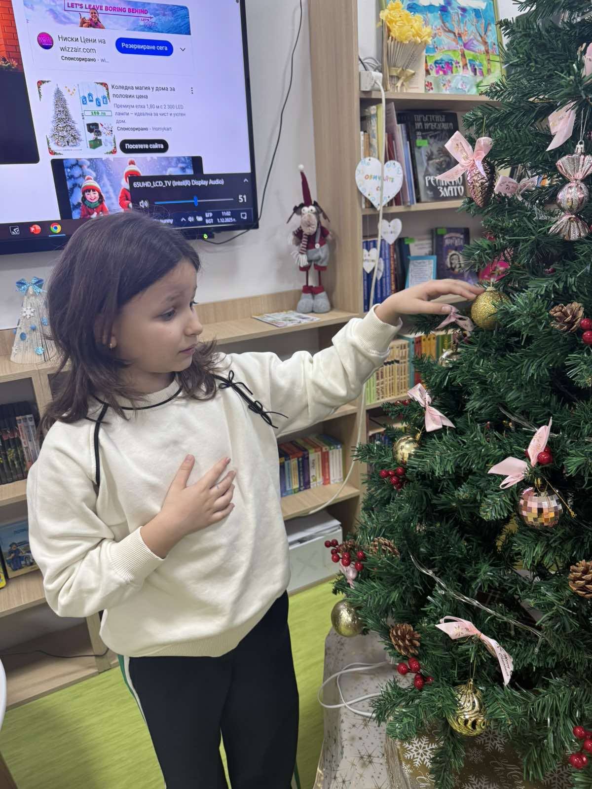 Второкласници украсиха коледната елха с най-хубавите играчки в РБ Д. Талев в Благоевград