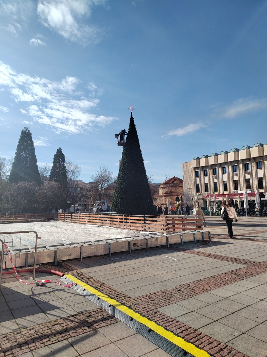 Коледната елха в Дупница засиява на 5 декември Коледната елха в Дупница засиява на 5 декември
