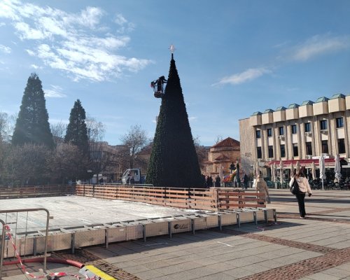 Коледната елха в Дупница засиява на 5 декември