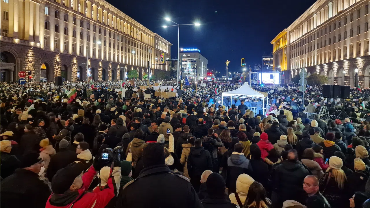 Многохиляден протест срещу бюджета в София, има засилено полицейско присъствие Многохиляден протест срещу бюджета в София, има засилено полицейско присъствие