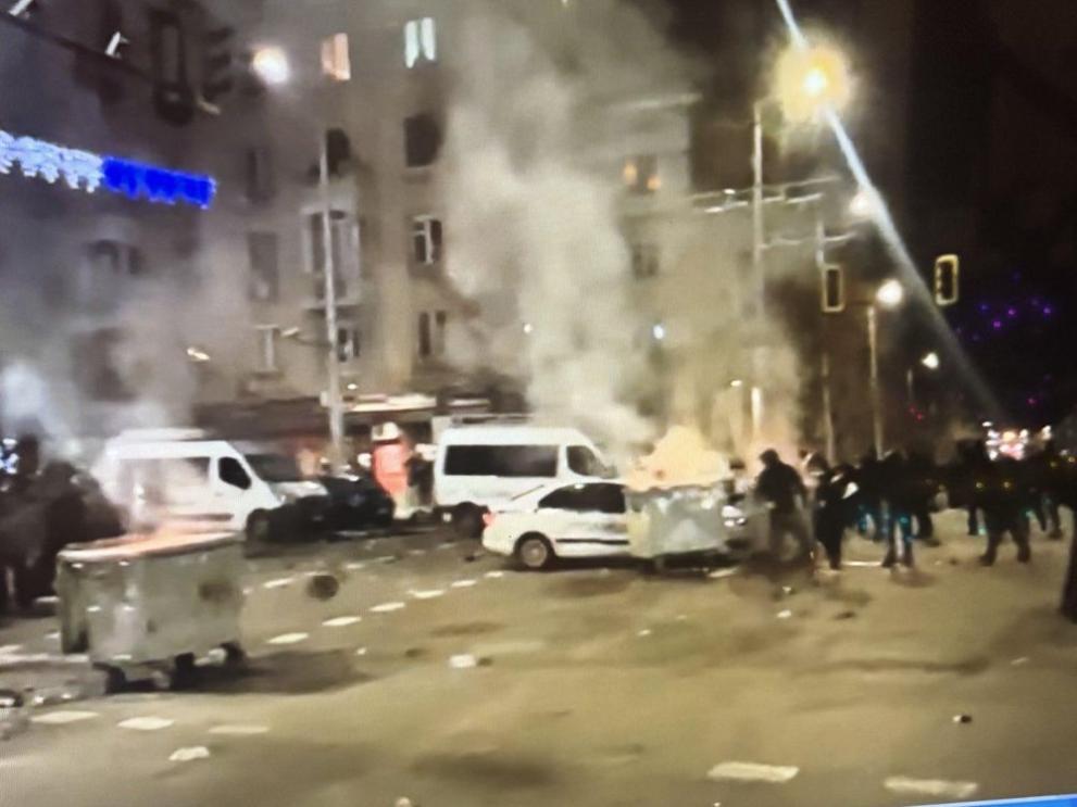 Протестиращи хвърлят бутилки и бомбички пред централата на ДПС-Ново начало в София Протестиращи хвърлят бутилки и бомбички пред централата на ДПС-Ново начало в София