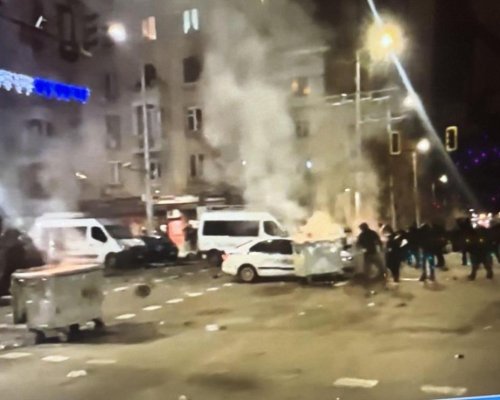 Протестиращи хвърлят бутилки и бомбички пред централата на ДПС-Ново начало в София