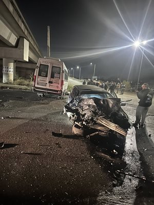 Тежка катастрофа в София -кола влетя с бясна скорост в бус с хора Тежка катастрофа в София -кола влетя с бясна скорост в бус с хора
